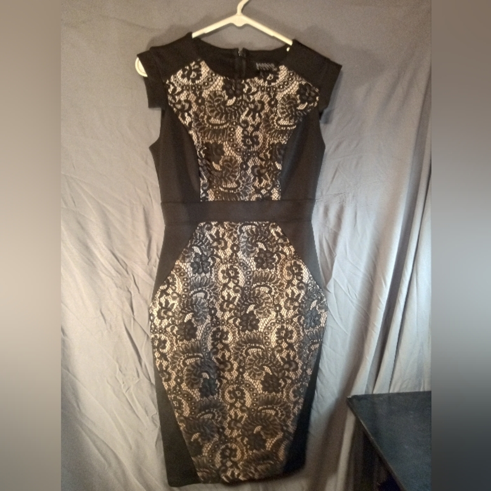 Enfocus Studio Elegant Black and Gold Lace Sleeveless Dress